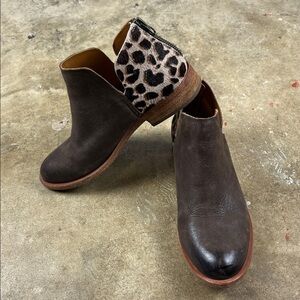 Kork-ease Brown Ankle Boots with Leopard Print Accent
Size: 6